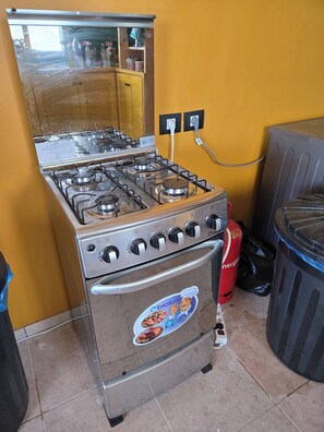 Batterie de cuisine, vaisselle et ustensiles