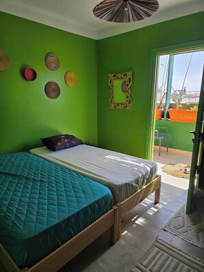 Tabla de planchar con plancha, internet y ropa de cama 