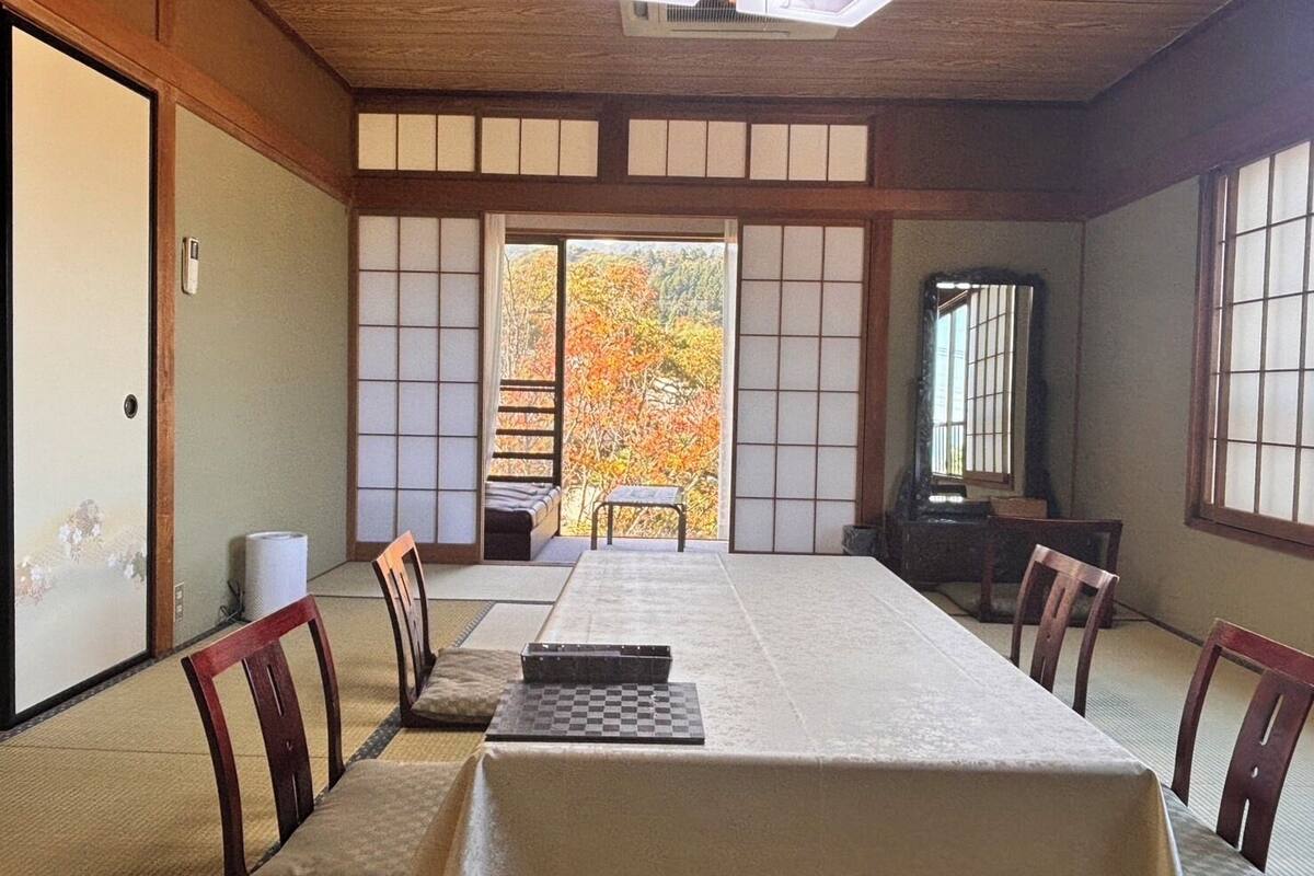 Familiekamer, uitzicht op bergen | Dineren