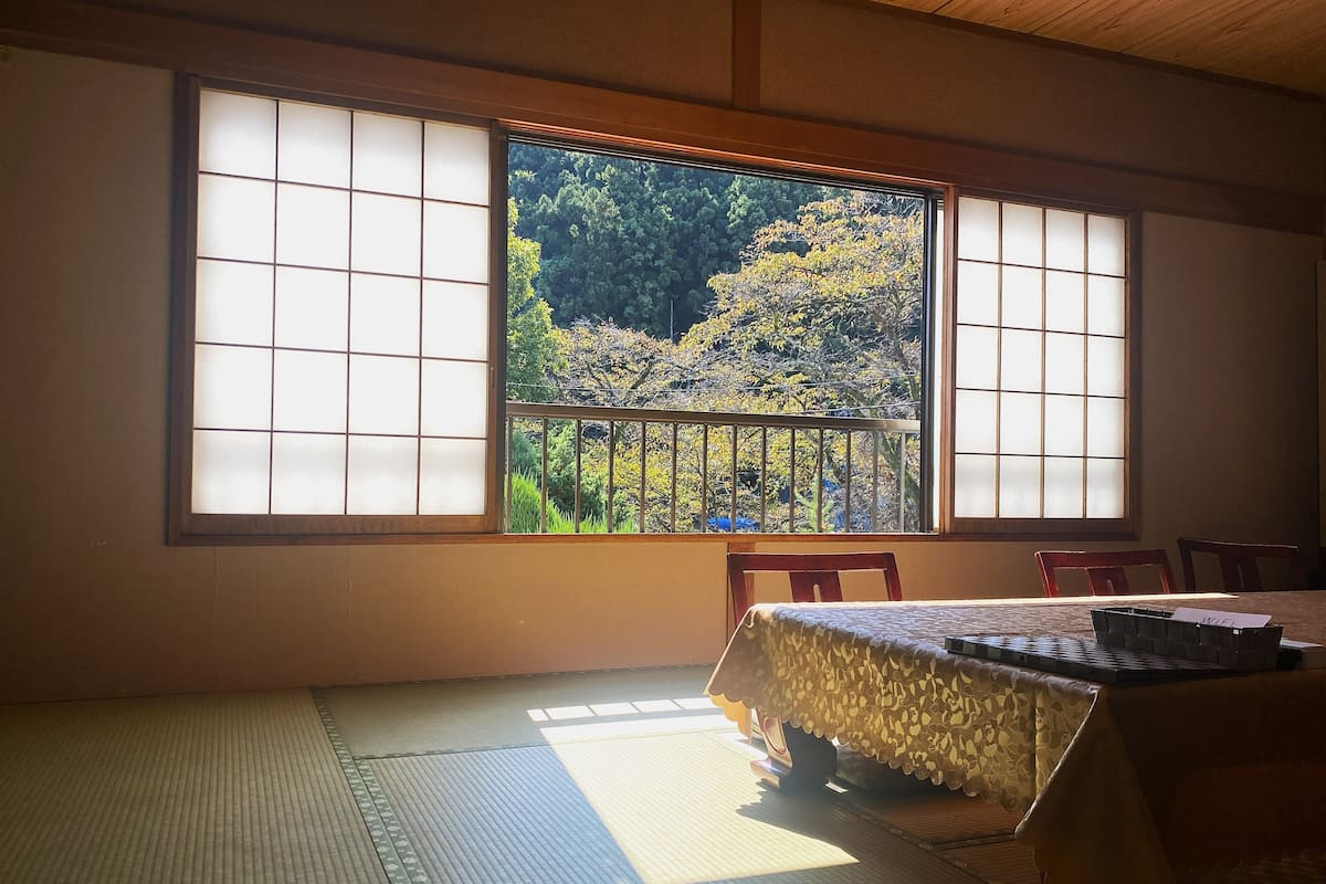 Standaard vierpersoonskamer, uitzicht op bergen | Interieur