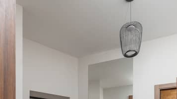 Departamento de lujo, balcón, vista a la ciudad | Ropa de cama de alta calidad, cortinas blackout y insonorización