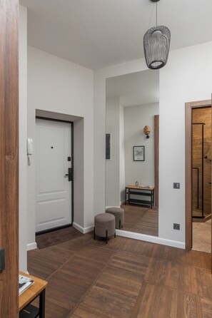 Lyxlägenhet - balkong - utsikt mot staden | Sängtillbehör av högsta kvalitet och mörkläggningsgardiner