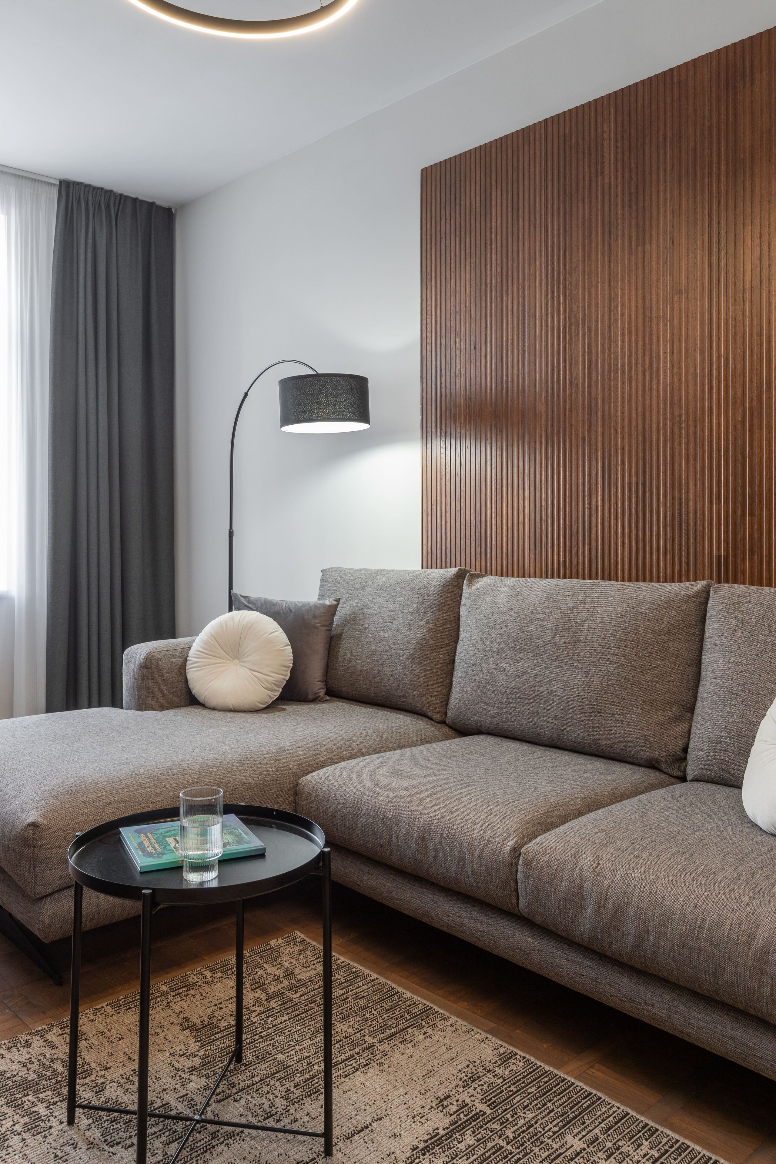 Departamento de lujo, balcón, vista a la ciudad | Área de sala de estar | Televisión de pantalla plana de 40 pulgadas con canales digitales 