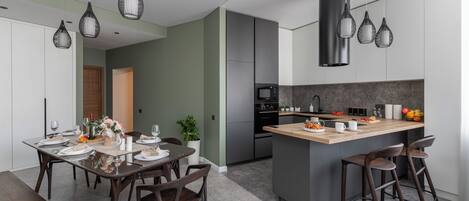 Apartamento superluxo, sacada, vista para a cidade | Cozinha privada | Chaleira elétrica, produtos de limpeza
