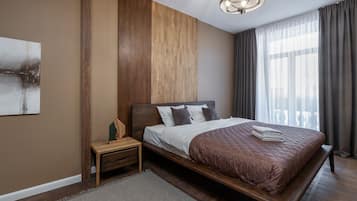 Luxury-Apartment, Balkon, Stadtblick | Hochwertige Bettwaren, Verdunkelungsvorhänge, schallisolierte Zimmer