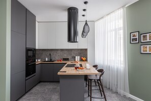 Lyxlägenhet - balkong - utsikt mot staden | Eget kök | Vattenkokare och städutrustning