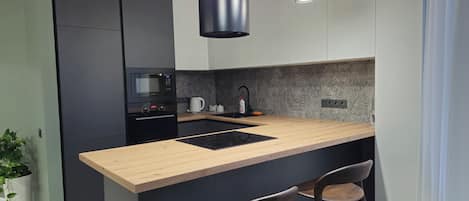 Luxury Apartment, Balcony, City View | Private kitchen | Electric kettle