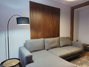 Lyxlägenhet - balkong - utsikt mot staden | Vardagsrum | 40-tums platt-tv med digitalkanaler