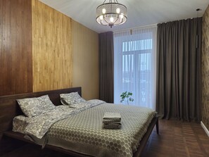 Luksushuoneisto, parveke, kaupunkinäköala | Ylelliset vuodevaatteet, pimennysverhot, äänieristys