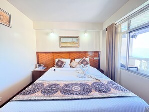 Habitación triple junior | Escritorio y wifi gratis 