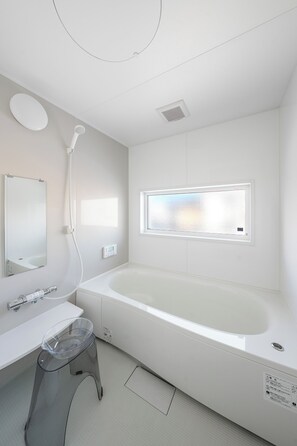 Combined shower/tub, free toiletries, hair dryer, slippers - SERENE TERRACE (Asahikawa)