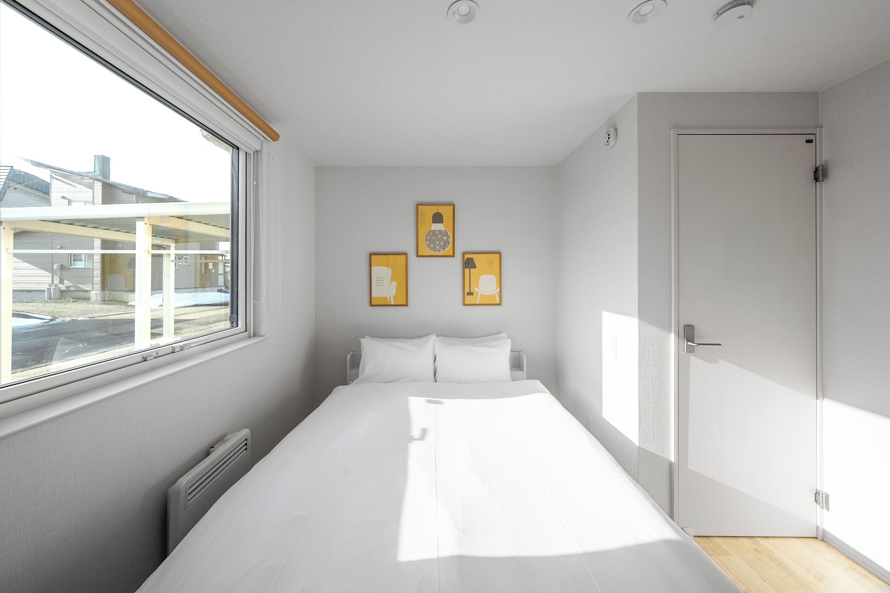 Tabla de planchar con plancha, wifi gratis y ropa de cama 