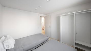 Iron/ironing board, free WiFi, bed sheets