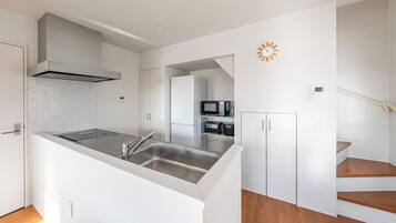 Frigorifero, microonde, piano cottura, pentole/stoviglie/utensili