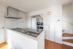 Fridge, microwave, stovetop, cookware/dishes/utensils - SERENE TERRACE (Asahikawa)