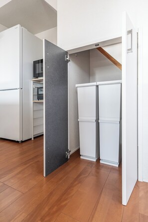 Fridge, microwave, stovetop, cookware/dishes/utensils - SERENE TERRACE (Asahikawa)