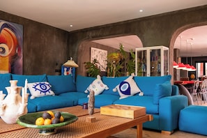 Fireplace, books, stereo