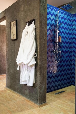 Regadera, secadora de cabello, bidet, toallas 