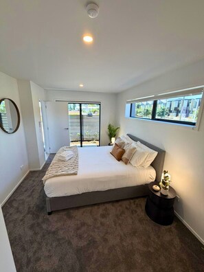 2 bedrooms, iron/ironing board, WiFi, bed sheets - Modern 2-Bedroom Townhouse in Central Christchurch (Christchurch)