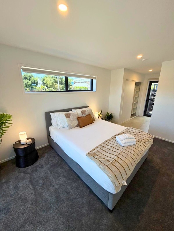 2 bedrooms, iron/ironing board, WiFi, bed sheets - Modern 2-Bedroom Townhouse in Central Christchurch (Christchurch)