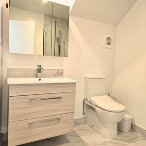 Secador de cabelo, toalhas de banho