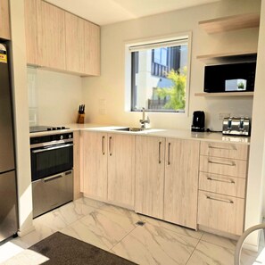 Geladeira, micro-ondas, fogão, cooktop