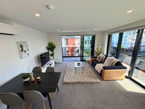 TV - 2 Bedroom Escape near Te Kaha Stadium (Christchurch)