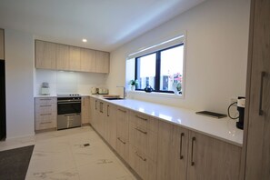 Fridge, microwave, oven, stovetop - Bright 2BR House: Steps Away from Te Kaha Stadium (Christchurch)