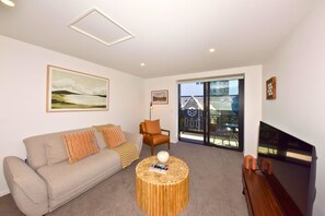 TV - Fresh 1BR Apartment Steps Away from Te Kaha Stadium (Christchurch)