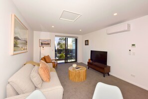 TV - Fresh 1BR Apartment Steps Away from Te Kaha Stadium (Christchurch)
