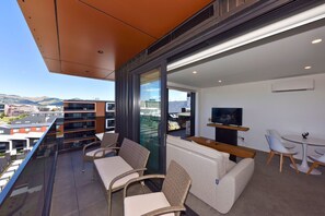 Outdoor dining - Stylish 1BR Retreat near Te Kaha Stadium (Christchurch)