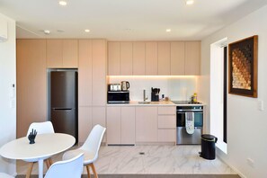 Fridge, microwave, oven, stovetop - Stylish 1BR Retreat near Te Kaha Stadium (Christchurch)