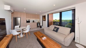 Een modern appartement met keuken, eethoek en woonkamer.