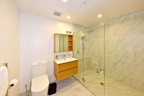 Hair dryer, towels - Central 1BR Apartment Steps From Te Kaha Stadium (Christchurch)