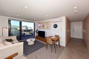 TV - Stylish 1BR Apartment near Te Kaha Stadium (Christchurch)