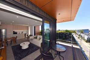 Outdoor dining - Stylish 1BR Apartment near Te Kaha Stadium (Christchurch)