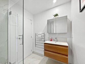 Hair dryer, towels - Chic 1-Bedroom Apartment with Balcony in Ferry Rd (Christchurch)