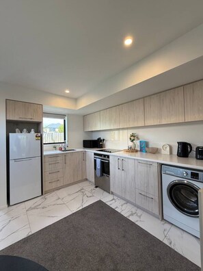 Fridge, microwave, stovetop, dishwasher - Modern 2-Bedroom Home with Backyard in Edgeware (Christchurch)