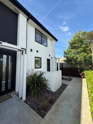 Exterior - Modern 2-Bedroom Home with Backyard in Edgeware (Christchurch)