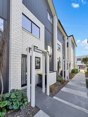 Exterior - Stylish 2-Bedroom Home with Back Yard (Christchurch)