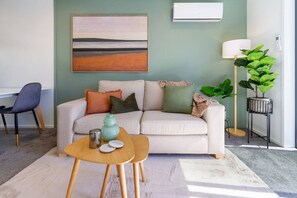 TV - Modern 2 Bedroom Townhouse in Central Christchurch (Christchurch)