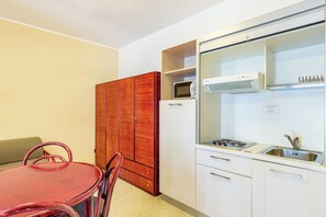 Frigorífico, microondas, placa de cocina y lavavajillas