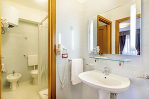 Regadera, secadora de cabello, bidet, toallas 