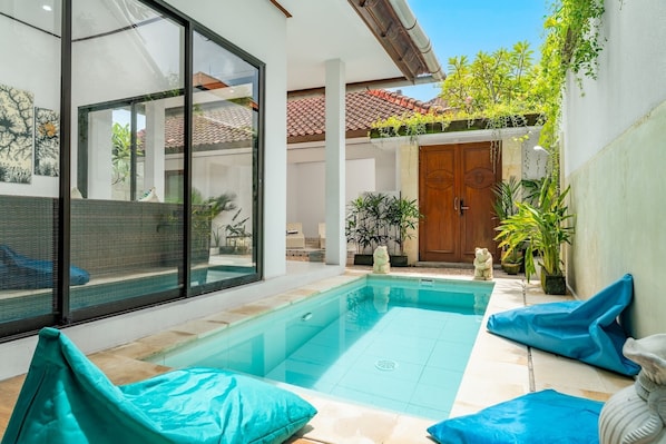Outdoor pool, sun loungers - Sansari Villa Sanur (Denpasar)