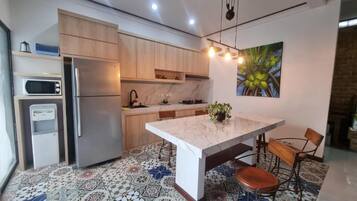 Vila, 3 quartos, piscina particular | Cozinha privada | Geladeira, micro-ondas, cooktop, talheres/pratos/utensílios de cozinha