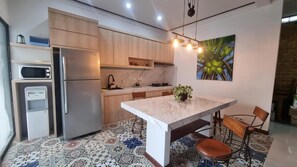 Vila, 3 quartos, piscina particular | Cozinha privada | Geladeira, micro-ondas, cooktop, talheres/pratos/utensílios de cozinha