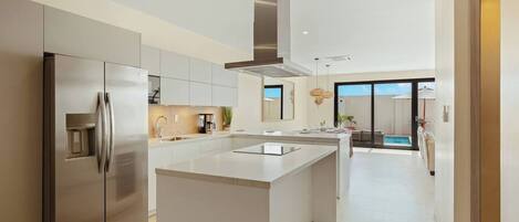 Réfrigérateur, four à micro-ondes, un four, surface de cuisson