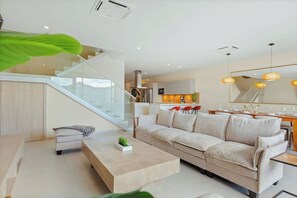 TV - Luxury 4R Pool Villa in Sandstone by Bocobay (Noord)