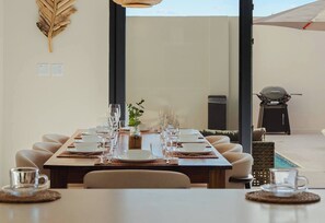 Outdoor dining - Luxury 4R Pool Villa in Sandstone by Bocobay (Noord)