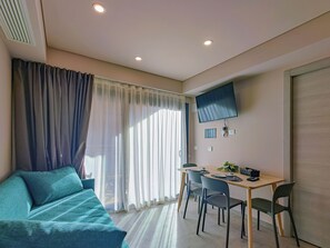 Mobile Home, Mountain View | Private kitchen | Full-size fridge, microwave, oven, stovetop - Camping Dolomiti (Dimaro Folgarida)